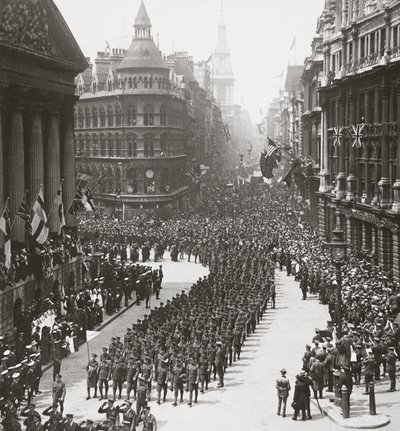 Het rijk brengt hulde aan zijn zegevierende krijgers op Vredesdag - de burgemeester neemt de groet, 19 juli 1919 door English Photographer